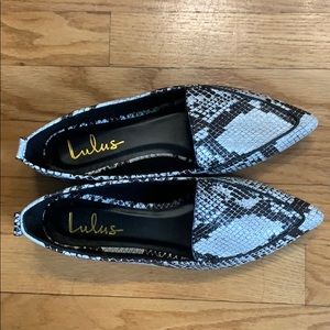 Pointed toe snake skin style flats